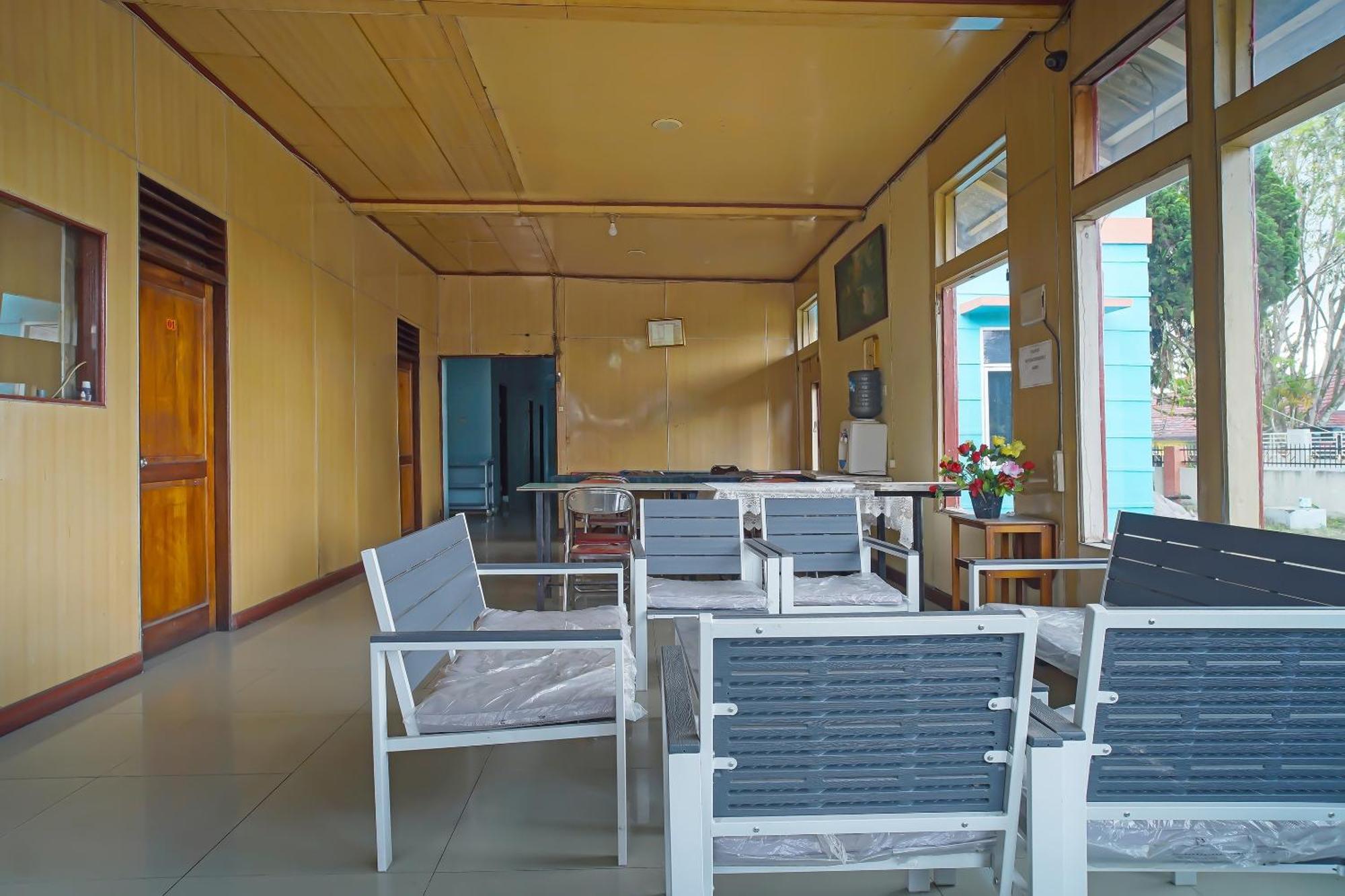 Oyo 92577 Hotel Sidikalang Near Kejaksaan Negeri Dairi Εξωτερικό φωτογραφία